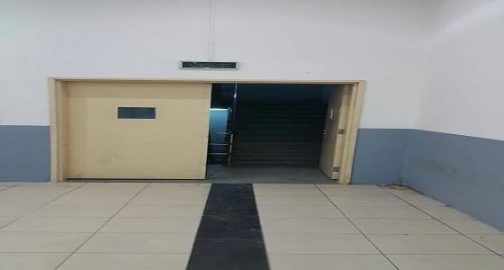 شاهد .. لحظة ضبط عمالة مخالفة قلدت أحذية واختبأت خلف جدران منزل بالرياض