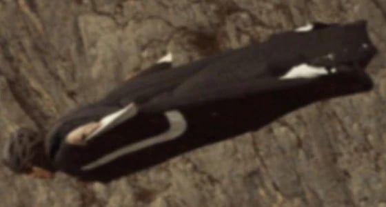 بالصورة.. " جاتها إشارة وقامت تلبي النداء ".. سعودية تطير بعباءتها السوداء