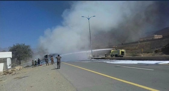 بالصور.. انحراف شاحنة بالمخواة واحتراقها