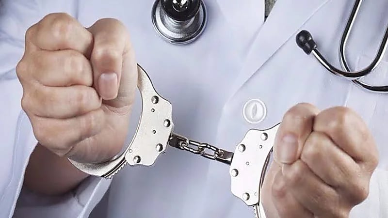 الحبس لطبيبين بالكويت لتسببهما في إصابة مريض بالعمى