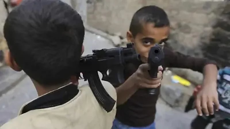 طفل يقتل والدته بطلق ناري في حادثة عبث بالسلاح