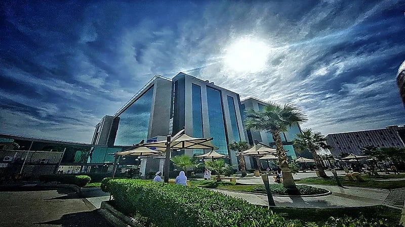 "سعود الطبية" تنهي معاناة مريض ثلاثيني من كتلة في الغدة الزعترية