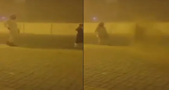 بالفيديو.. شابان ينثران التراب في الهواء لتعليق الدراسة