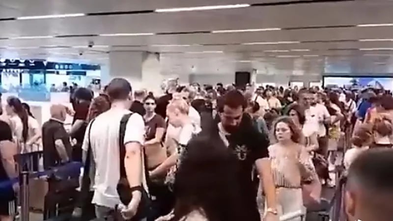 إغماءات وتصبب عرق اللبنانيات في مطار بيروت.. فيديو