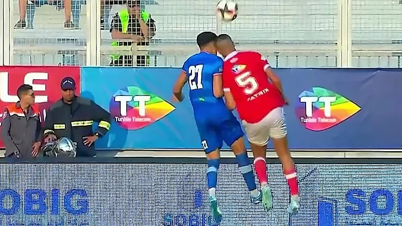 إصابة مقلقلة للاعب خلال مبارة بالدوري الوتونسي .. صور
