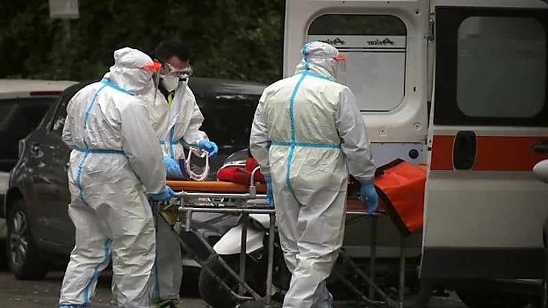 الكشف عن أول شخص بالعالم مُصاب بالإيدز وكورونا وجدري القرود