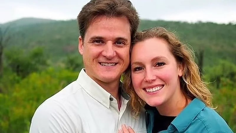 طبيب يحاول قتل زوجته لرفضها التقاط صورة