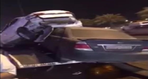 بالفيديو..السرعة الزائدة تتسبب في حادث مروري " غريب " بالرياض