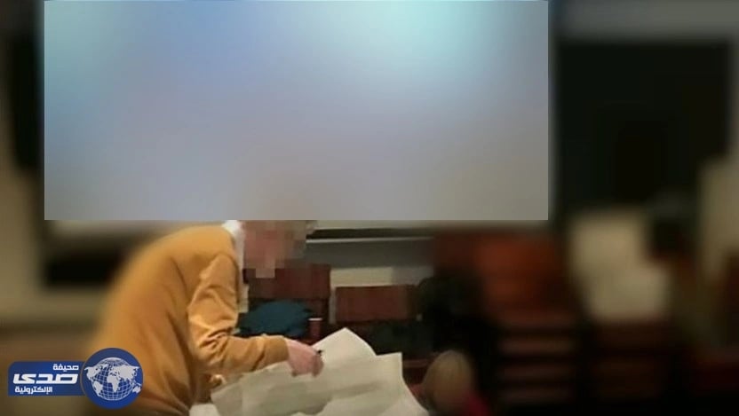 عرض فيلم اباحي اثناء فرز اصوات الناخبين في الانتخابات البرلمانية بهولندا