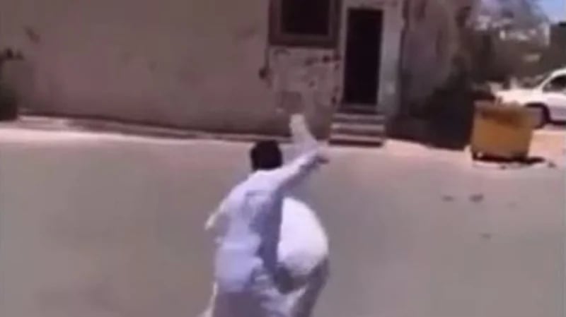 تعليم عسير: فيديو ضرب الطالب لمعلمه بخميس مشيط غير صحيح