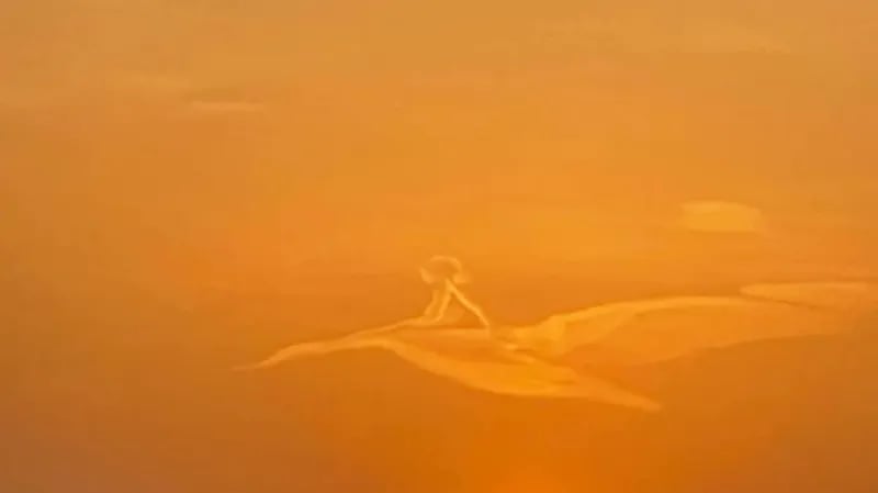 شاهد.. لقطات ساحرة لغيمة تشكلت على هيئة طفل فوق سماء الرياض