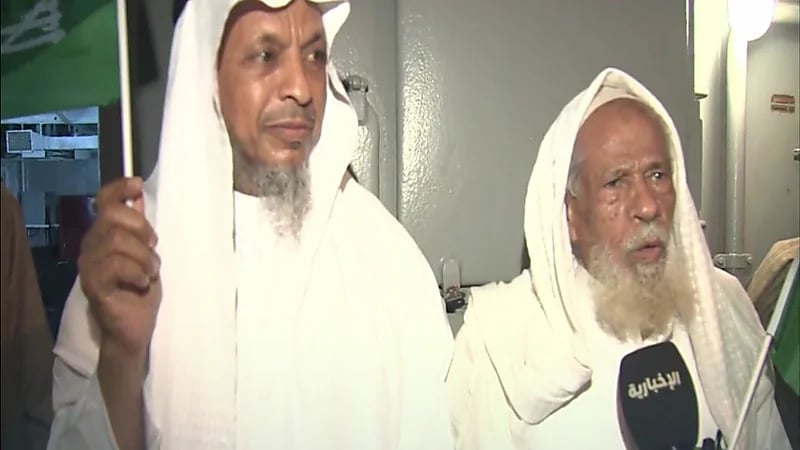 شاهد.. مواطنان يعبران عن سعادتهما لحظة وصولهما أرض الوطن