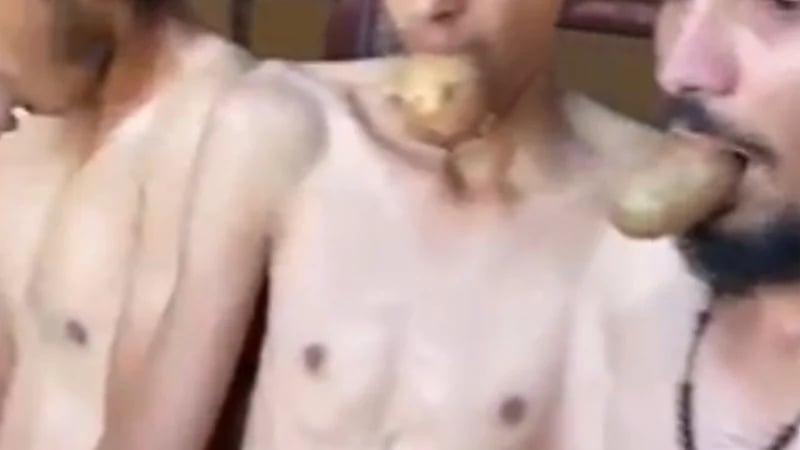 بالفيديو.. عرّى 14 عاملاً وتعذيبهم وأهانهم