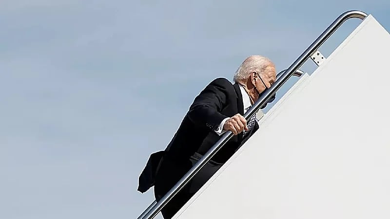 شاهد.. بايدن يتعثر من جديد أثناء صعوده إلى الطائرة