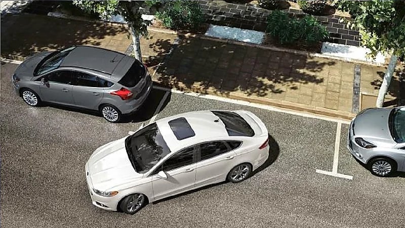 بالفيديو .. محامي : إعاقة إيقاف السيارات في طريق عام يعد مخالفة