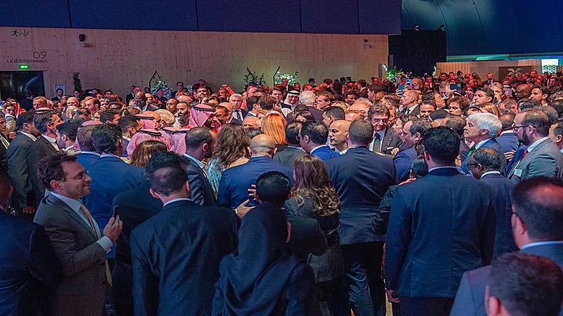 تهافت دبلوماسيين وضيوف وإعلاميي العالم لالتقاط صورة مع ولي العهد في فرنسا .. فيديو