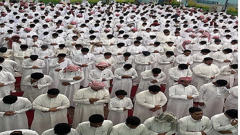 صورة لطلاب يؤدون صلاة الظهر جماعة داخل مدرسة بالشرقية تثير تفاعلاً