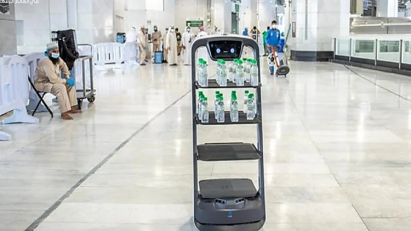 توزيع ماء زمزم داخل المسجد الحرام بواسطة روبوت آلي