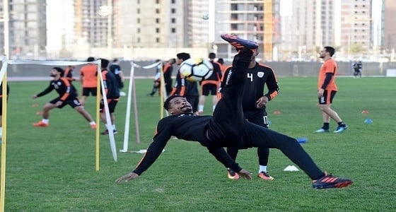 " كارينيو " يختتم تدريبات الشباب بتمارين إحماء استعدادًا للقاء الباطن