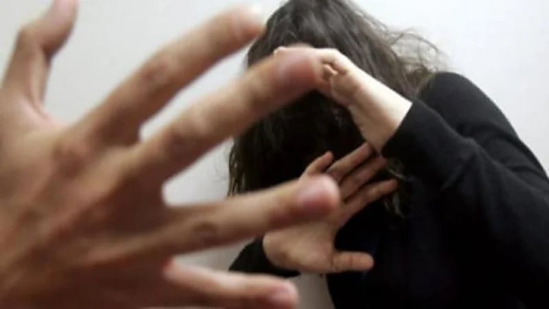 بالفيديو.. رجل يعتدي على طليقته ويهددها بالقتل