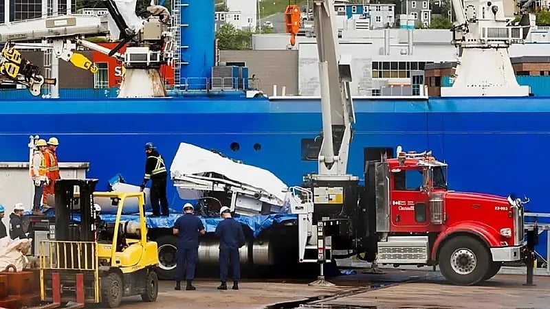 لحظة انتشال حطام الغواصة تيتان ورفات ضحاياها .. فيديو