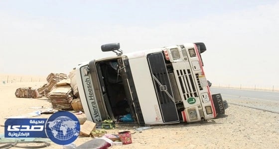 بالصور.. انشغال سائق شاحنة بالجوال على طريق الساحل يؤدي لانقلابها