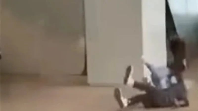 شاهد.. موقف محرج لشاب وفتاة داخل أحد المطارات 