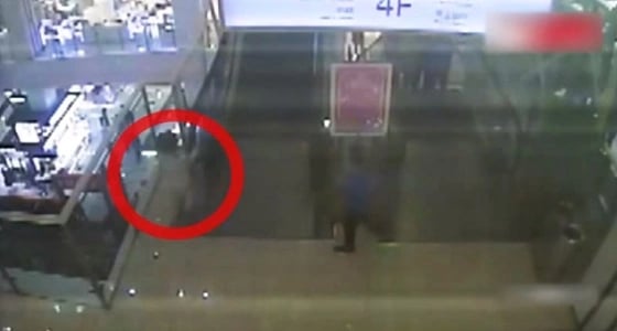 بالفيديو.. ضابط ينقذ طفلة علقت بسلم كهربائي