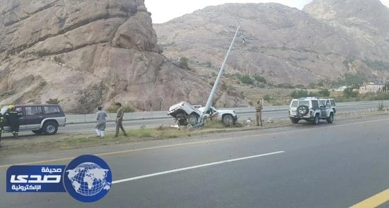 بالصور.. إنقاذ مواطن من داخل سيارة ارتطمت في عامود إنارة بتنومة