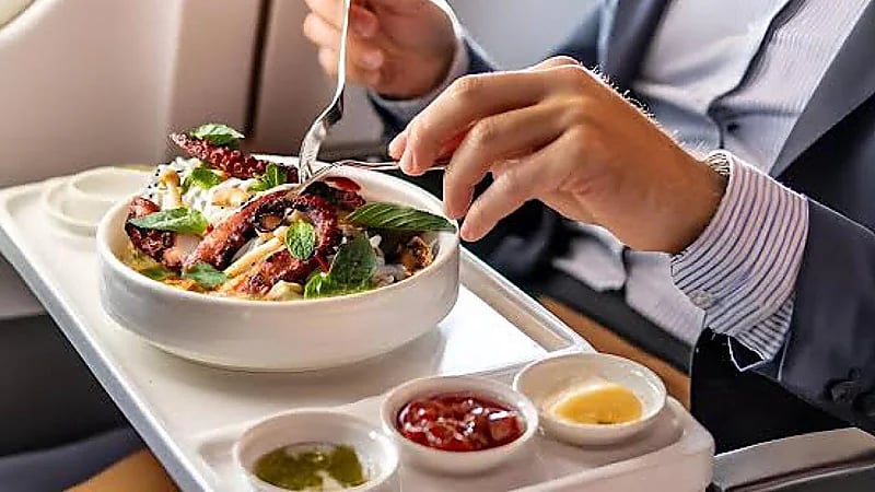 تحذيرات طبية من وجبات الطائرات: مكونات مجهولة وتأثيرات على الجسم
