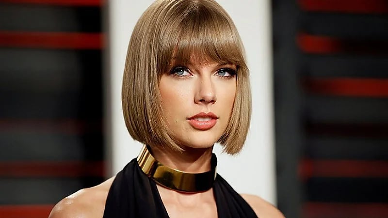 تايلور سويفت تهدد بمقاضاة طالب