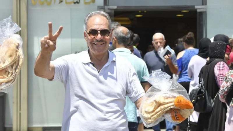 بالصور.. لبنان فرحة وانتصار بعد الحصول على الخبز