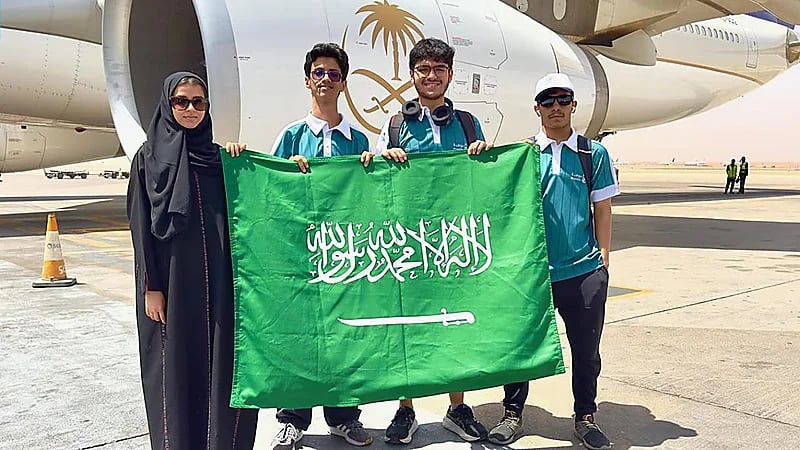 المنتخب الوطني يشارك في أولمبياد الكيمياء الدولي بدبي .. فيديو