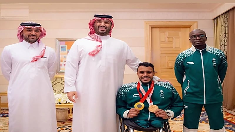 ولي العهد يستقبل القرشي لتحقيقه ذهبية الألعاب البارالمبية في باريس