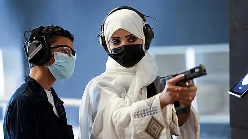 المرأة السعودية تُبرع في الرماية بعد السماح لها بامتلاك السلاح