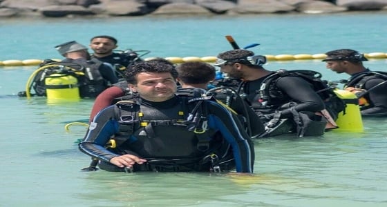 تحت شعار " العمق علينا والسطح عليكم " .. 100 غواص ينظفون شواطئ جدة