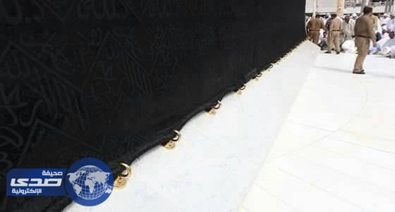 شؤون الحرمين تنهي أعمال استبدال الحلقات الفضية إلى حلقات ذهبية لثوب الكعبة