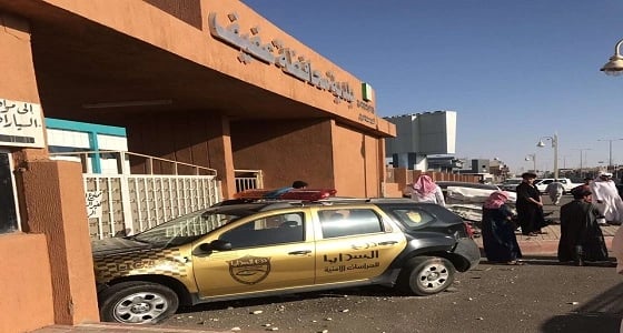 بالصور.. اصطدام سيارة ببوبات البلدية في عفيف