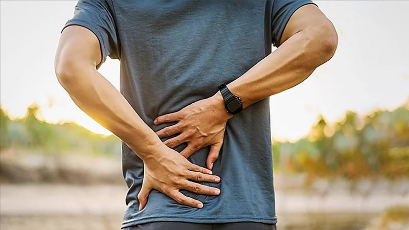 خبيرة: عدم شرب كمية كافية من الماء تؤدي إلى آلام الظهر