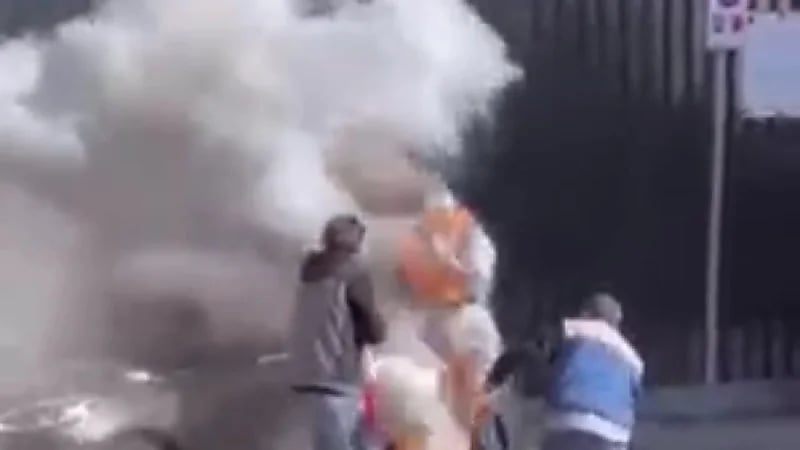 شاب يضرم النار بنفسه أمام ثكنة للشرطة