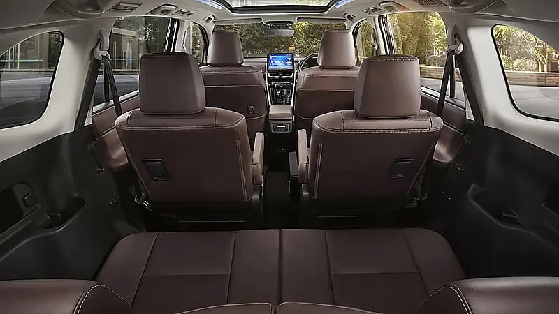 "تويوتا أنوفا 2023 الجيل الجديد" توضح أبرز 5 أشياء في الميني فان الجيب