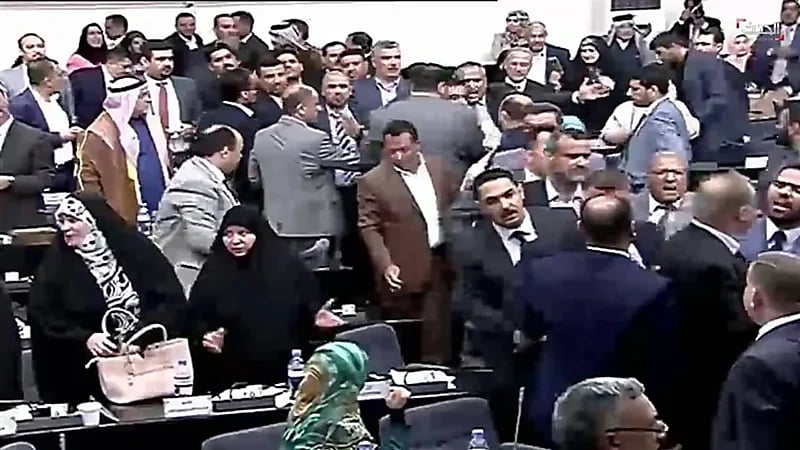 عراك بالأيدي داخل البرلمان العراقي.. فيديو