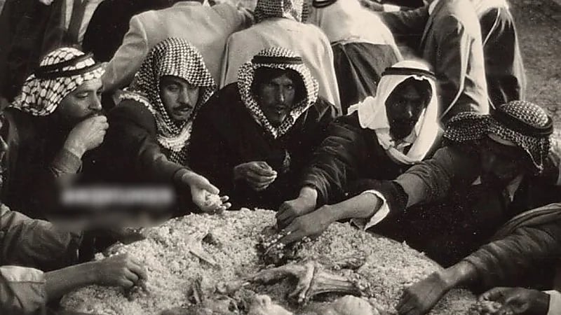 صورة تاريخية توثق أجواء وليمة سعودية قبل 60 عامًا