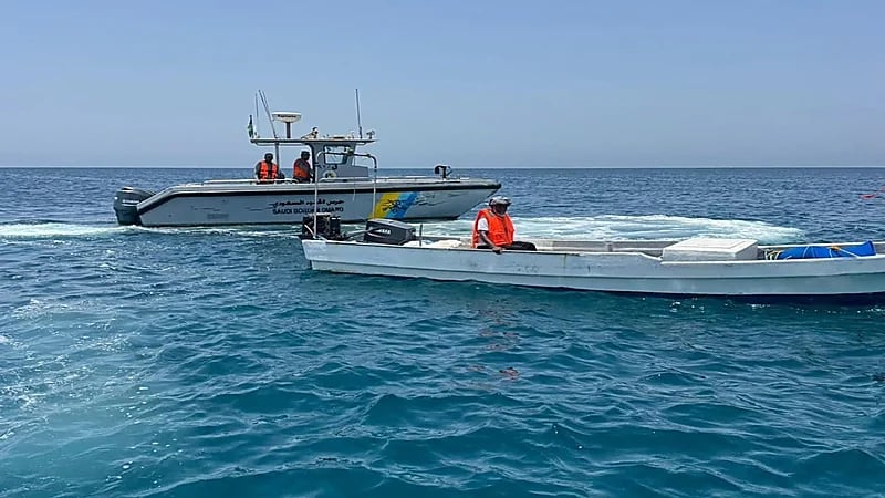 إنقاذ مواطنين تعطلت واسطتهما البحرية في عرض البحر