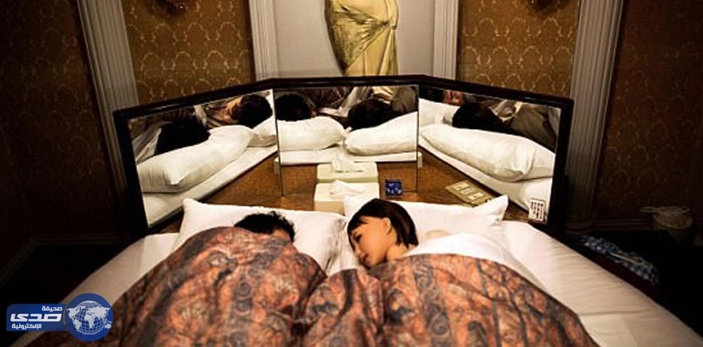 بالصور.. يابانيون يُمارسون  “ العلاقة الحميمة ” مع عرائس السليكون