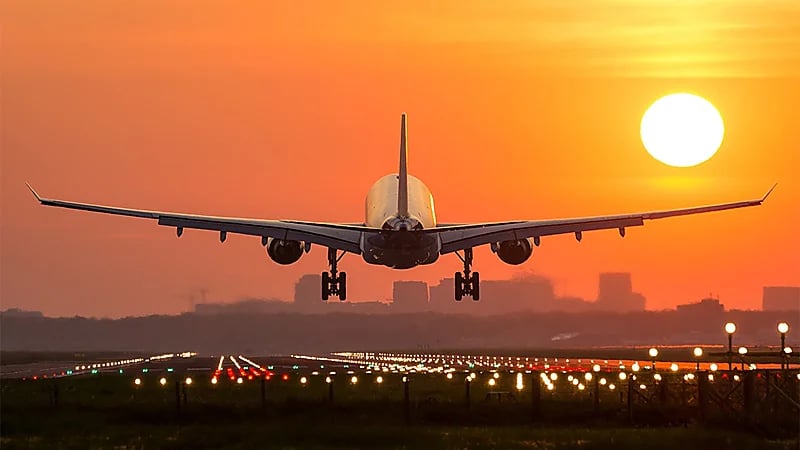 رائحة غريبة تجبر طائرة على العودة من حيث أقلعت