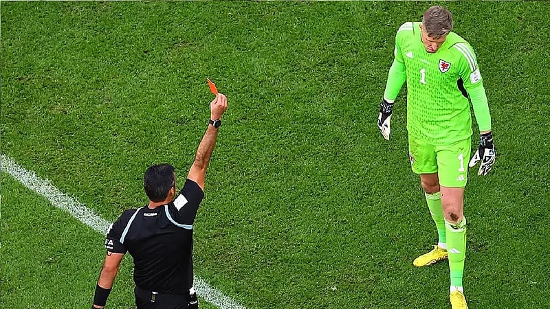 بالفيديو .. لحظة طرد حارس مرمى ويلز بعد حصوله على أول بطاقة حمراء بالمونديال