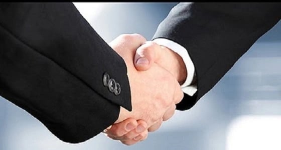 فصل أكاديمي بجامعة شهيرة لمحاولته مصافحة مسلمة