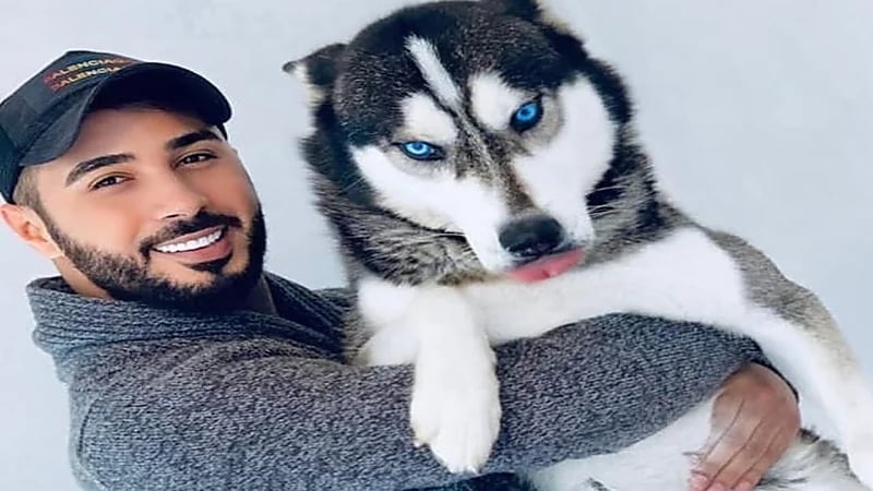 فنان مغربي يثير الجدل لرغبته في إقامة جنازة لكلبه.. فيديو