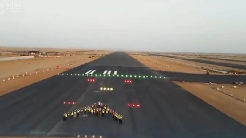 شاهد.. اكتمال أعمال بناء مدرج مطار البحر الأحمر الدولي